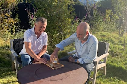 Horacio Rodriguéz Larreta y Mauricio Macri en el country Cumelén de Villa La Angostura.
31enero2023