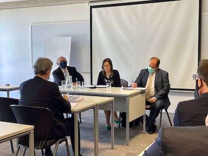 Horacio Rosatti defiende su tesis de Doctor en Historia ante el jurado integrado por Antonio Hernández, Angélica Corva, y Ezequiel Abásolo. El tema de su tesis fue el lenguaje de la Corte.
