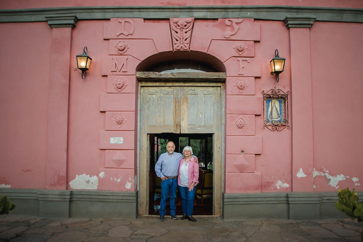 Ana Saris y Horacio Saldaña frente a su hostería Finca La Sala