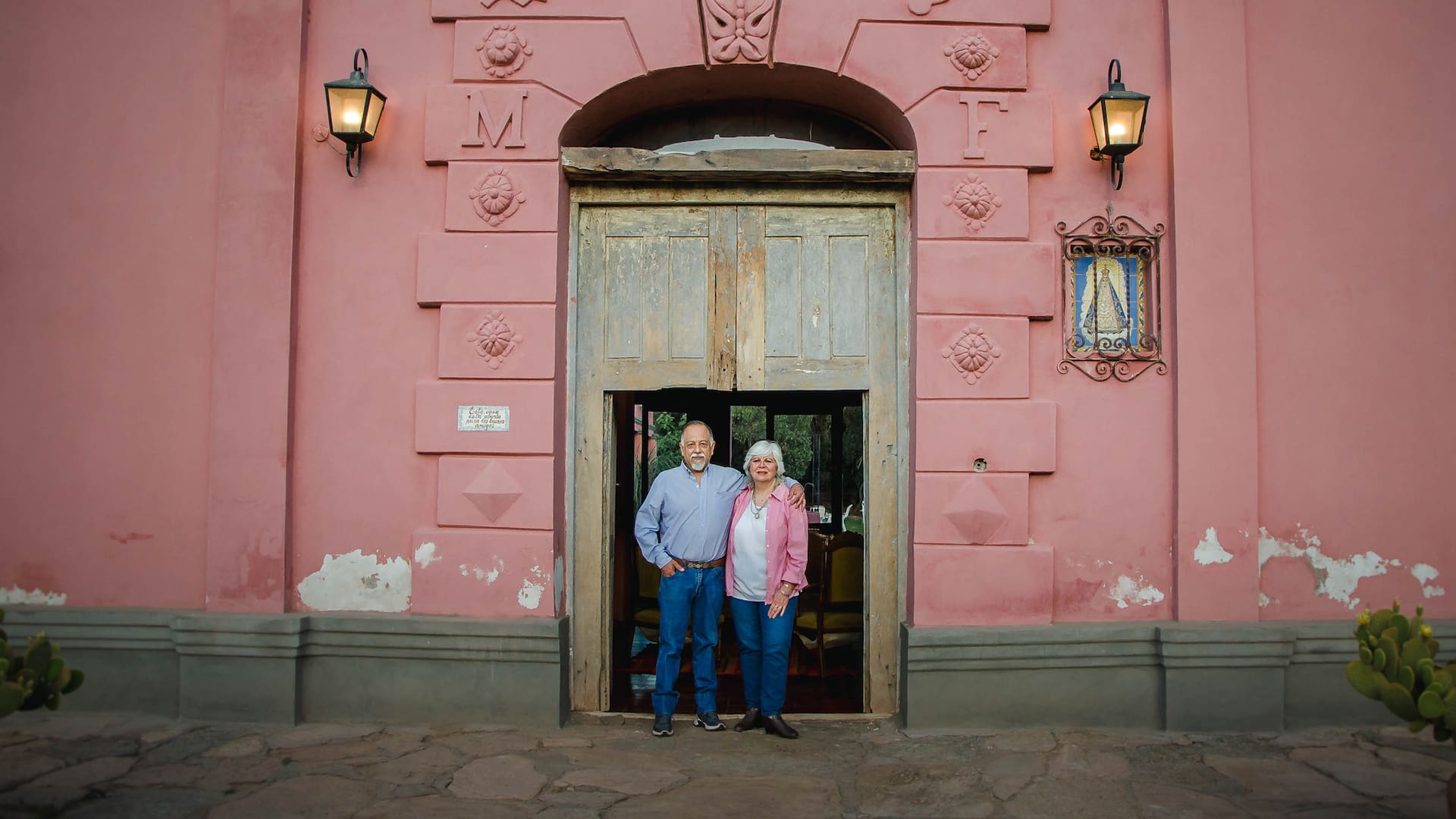 Ana Saris y Horacio Saldaña frente a su hostería Finca La Sala