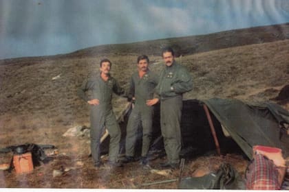 Horacio Sánchez Mariño, en el centro de la imagen, en Malvinas