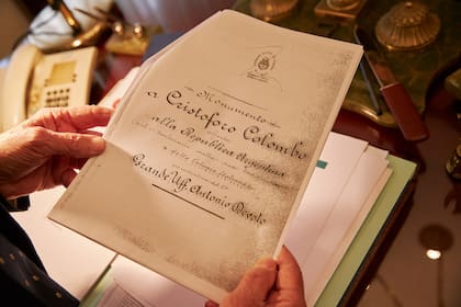 Horacio Savoia muestra la carátula de la "Comitato" que se conformó en 1906 con representantes de la colectividad italiana en la Argentina para regalar a la Nación que los acogió un Monumento a Cristóbal Colón