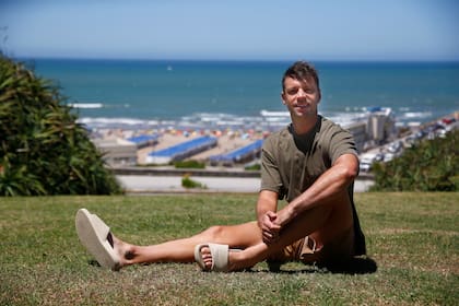 Horacio Zeballos, de entrecasa, en su Mar del Plata natal, frente a Playa Grande: el doblista, a fondo con LA NACION, tras una temporada en la que logró dos títulos de Grand Slam, en pareja con el español Granollers
