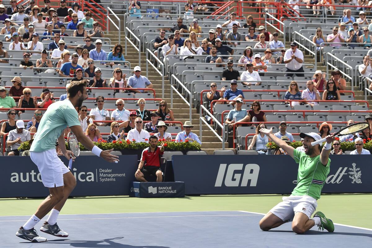 Horacio Zeballos, de rodillas, eufórico con la obtención del título en Montreal, en pareja con el español Marcel Granollers