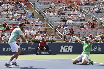 Horacio Zeballos, de rodillas, eufórico con la obtención del título en Montreal, en pareja con el español Marcel Granollers