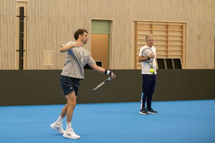 Horacio Zeballos durante el ensayo del equipo argentino en Noruega, seguido de cerca por el capitán Javier Frana