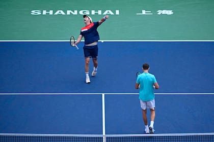 Horacio Zeballos y Marcel Granollers celebran la conquista en el Masters de Shanghai, tras superar a Rohan Bopanna y Matthew Ebden (Photo by WANG Zhao / AFP)