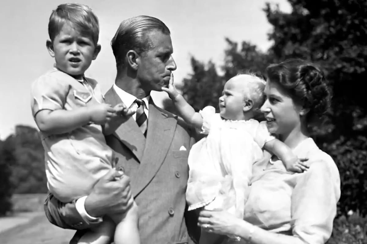 Horas antes de comenzar el funeral, la familia real británica publicó un video con imágenes de la vida del príncipe Felipe