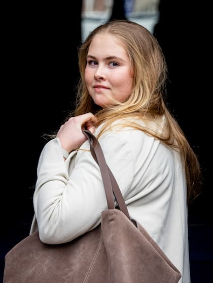 Horas antes de la velada, la princesa arribó al Palacio Real de Ámsterdam junto a su peluquera de confianza.