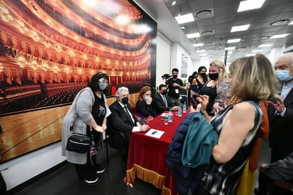 Horas antes de su recital, Plácido Domingo firmó programas para su público en el hall central del Teatro Colón