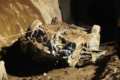 Horas antes del hallazgo sin vida de ambas mujeres, los socorristas dieron con el auto negro en el que viajaban. Este, según reconstruyeron, cayó al vacío y luego fue sepultado por decenas de toneladas de tierras.