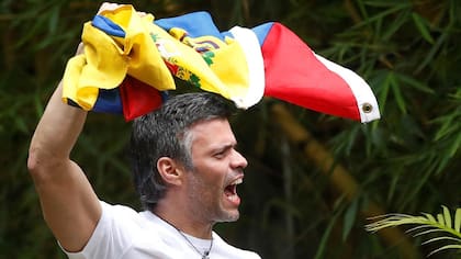 Horas después de conseguir la prisión domiciliaria Leopoldo López habló con algunos venezolanos a través del muro de su casa