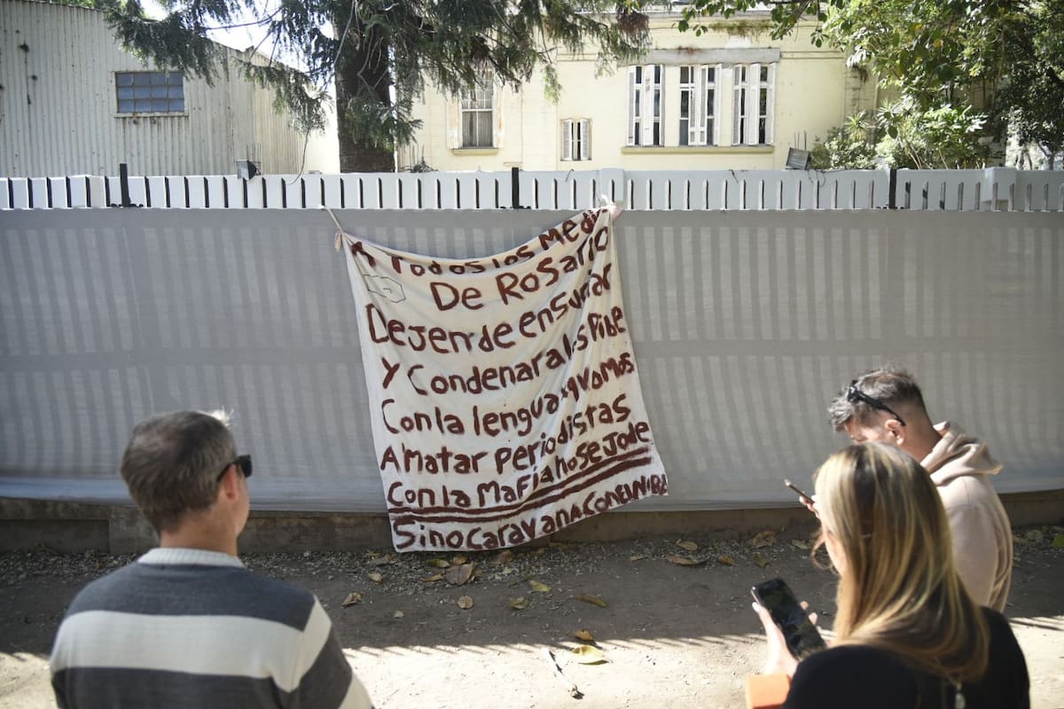 Horas después de que apareció un cartel con amenazas en la puerta de canal 5 de Rosario enviaron nuevas intimidaciones por la red social Facebook.