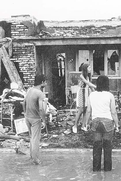 Horas después del tornado, los vecinos sobrevivientes de San Justo se organizaron con la policía para buscar sobrevivientes entre los escombros; 10 de enero de 1973