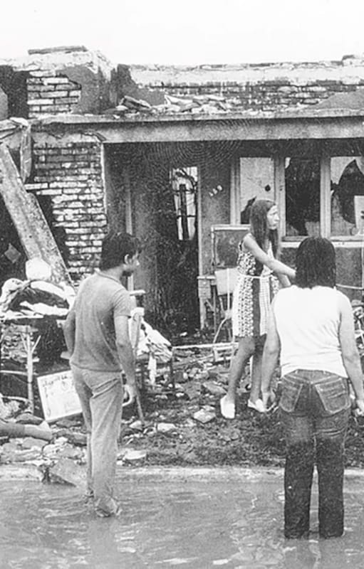 Horas después del tornado, los vecinos sobrevivientes de San Justo se organizaron con la policía para buscar sobrevivientes entre los escombros; 10 de enero de 1973