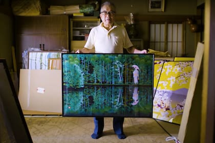 Horiuchi posa con una de sus obras creadas con la función Autoformas de Microsoft Excel