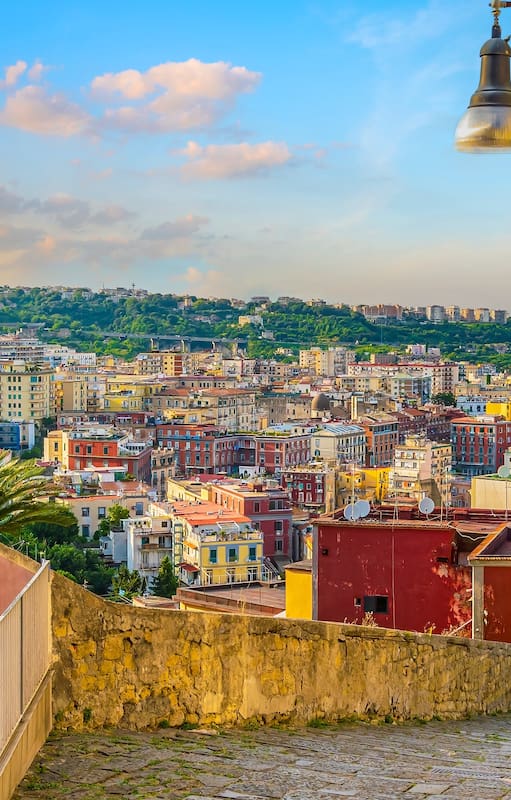 Horizonte de la ciudad del centro de Nápoles, paisaje urbano de Italia en Europa