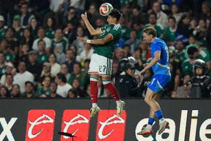 "Hormiga" González anota y aporta pase para gol en triunfo aplastante de México 4-0 ante Islandia