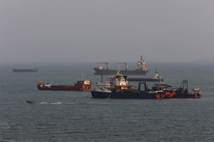 Buques permanecen fondeados en el estrecho de Ormuz, frente a las costas de Bandar Abbas, Irán