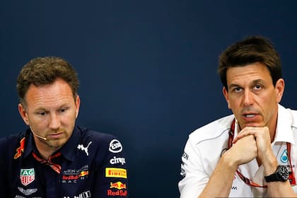 Horner (izq.), director del equipo Red Bull Racing y Toto Wolff, director del equipo y CEO de Mercedes AMG