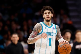 Hornets envían a LaMelo Ball y Josh Green a Timberwolves por Naz Reid y selecciones, según fuente AP