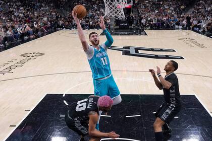 Hornets establecen un récord de franquicia con 26 triples en victoria 145-134 sobre los Spurs
