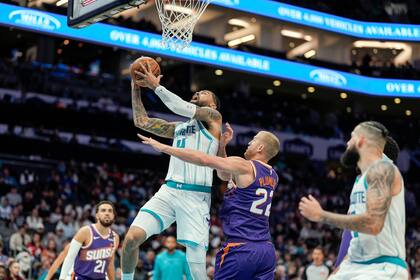 Hornets transfieren a pívot Richards a Suns, a cambio del escolta Okogie y 3 selecciones en draft