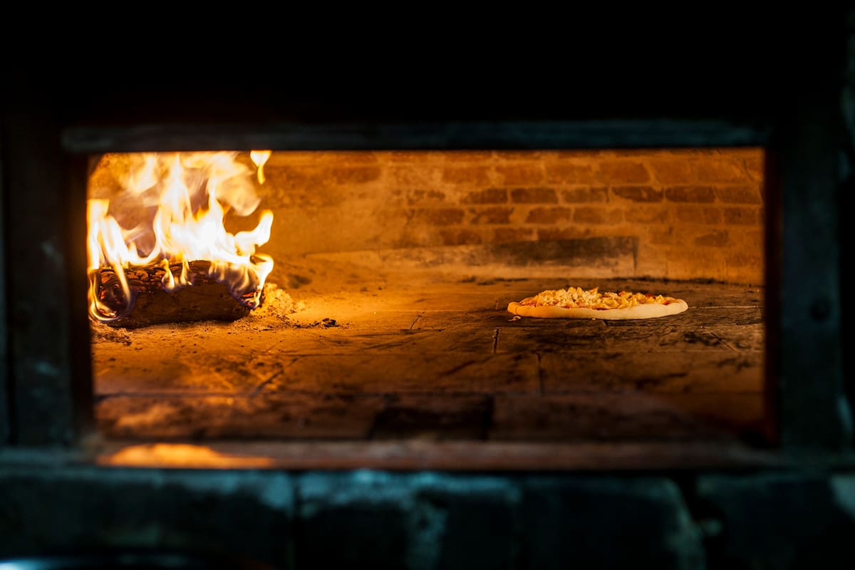 Horno a leña para la cocción express de la masa.