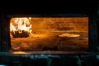Horno a leña para la cocción express de la masa.