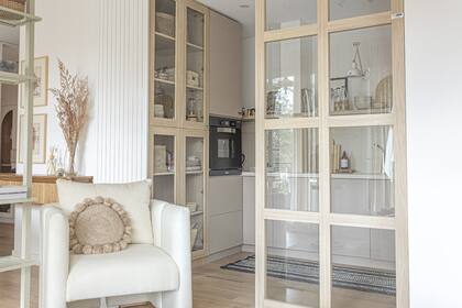 Horno de Longvie y mueble diseñado por Apatheia en melamina ‘Sahara’ (Faplac),