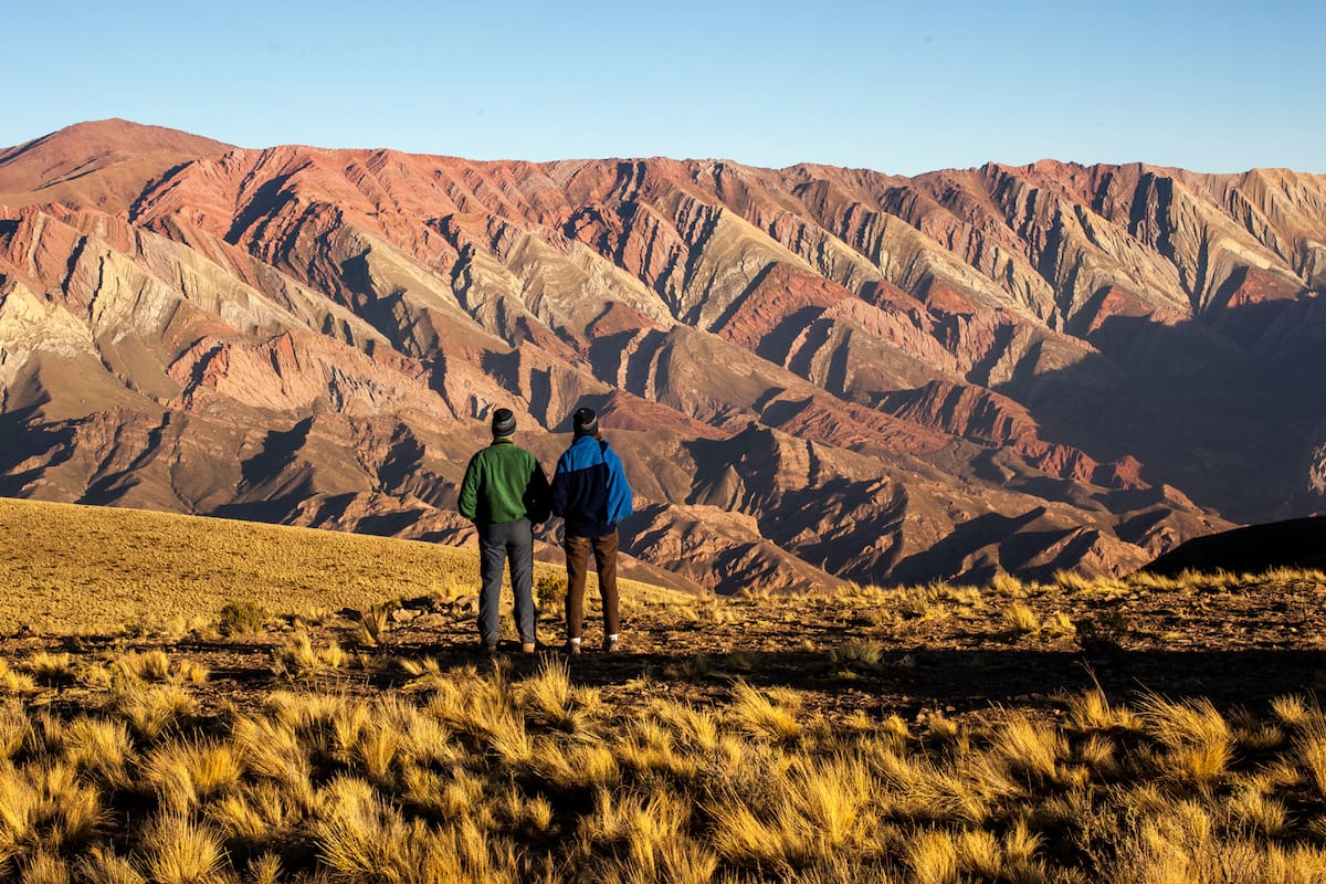 HORNOCAL. HUMAHUACA. JUJUY. Una serranía multicolor, que parece una combinación de los magníficos tonos minerales del Cerro de los Siete Colores (Purmamarca) y las formas en V de la Paleta del Pintor (Maimará)