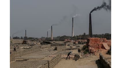 Hornos de ladrillo a lo largo del río Ganges en Raytala, al sur de Kolkata