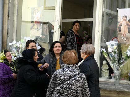 La madre de Rose llora la muerte de su hija y es contenida por vecinos de la zona