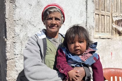 Hortensia, la abuela de Diego, junto a su hermano más chiquito, Mateo; ella lo lleva a la escuela y asiste a las reuniones