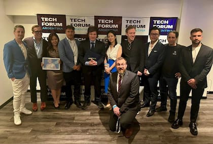 Hoskinson, agachado, en el evento Tech Forum d Buenos Aires, organizado por Mauricio Novelli (de pie, en el extremo derecho)