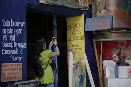 Una mujer toma fotografías de los graffitis