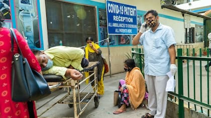 Hospital en India están al borde del colapso.