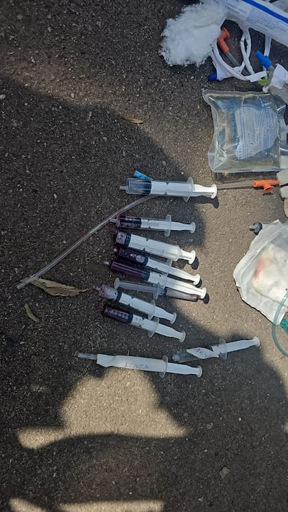 Hospital Santojanni: hallaron jeringas con sangre, gasas usadas y medicamentos en la basura.