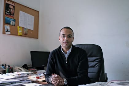 Hossam Bahgat posa para una fotografía en su oficina en la Iniciativa Egipcia para los Derechos Personales en El Cairo, Egipto, el 7 de diciembre de 2011. (Sarah Rafea vía AP, Archivo)
