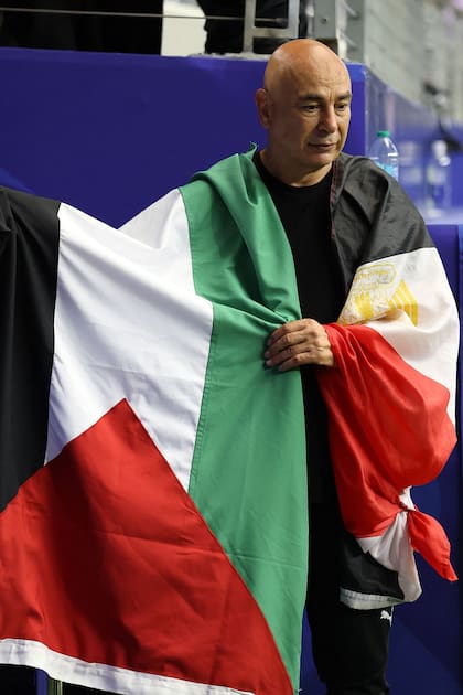 Hossam Hassan posa con la bandera de Palestina y de Egipto, tras la victoria por penales que lo clasificó a octavos de final
