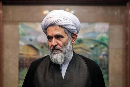 Hossein Taeb, clérigo chiíta iraní y jefe del aparato de inteligencia del Cuerpo de la Guardia Revolucionaria Islámica (CGRI), observa durante una reunión en Teherán, capital de Irán, el 24 de junio de 2018.