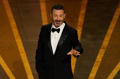 Host Jimmy Kimmel habla en los Oscar el 12 de marzo de 2023, en el Teatro Dolby en Los Angeles. (Foto AP/Chris Pizzello)