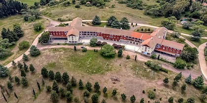 Hotel 1 de la Unidad Turística de Embalse: la Municipalidad firmó un acuerdo con Nación para reabrir dos de los siete para realizar actividades deportivas, culturales y sociales.