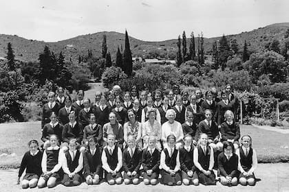 Un grupo de alumnas de finales de los años 60 junto al cuerpo de profesoras, entre las que se encuentra una de las fundadoras del colegio, Noreen Milman.