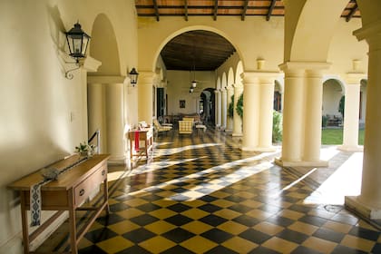 La maravillosa y conservada galería de la estancia de Finca Quara