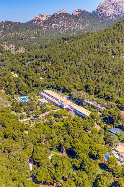 Hotel Formentor: entre vegetación exuberante y un mar azul que impacta, la imponencia de la antigua construcción