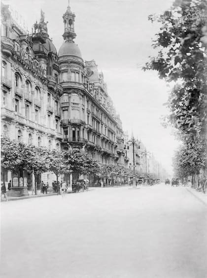 Hotel París en la esquina de Salta y Av. de Mayo. Más oculto, con la cúpula con figuras, el hotel Metropole.