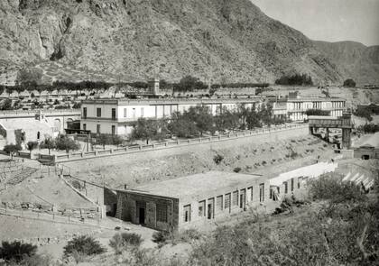 Hotel Termas de Cacheuta. Se aprecian los dos ascensores: el que se ve primero, y que conducía desde las vías del tren hasta el hotel, y el segundo, detrás, hacia los baños.