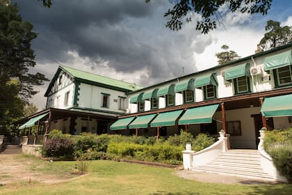 Hotel Yacanto, construido hace más de 100 años por las empresas británicas que operaban los ferrocarriles.