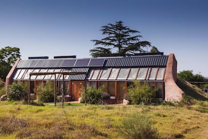 Caliu Earthship se concentra en la sustentabilidad.